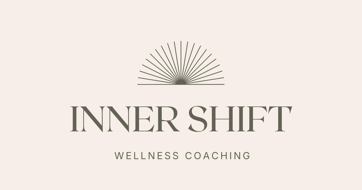 Samara Ruighaver, Breathwork Facilitator in Berlin and Breda Samara Ruighaver, founder of Inner Shift Wellness Coaching, standing on a quiet beach with curly hair, looking calmly into the distance.